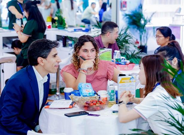 Exhibitors negotiating with buyers